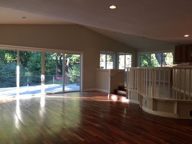 Building Photo - 101 H Ln