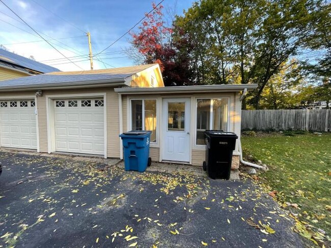 Building Photo - 3 bedroom in Plainwell MI 49080