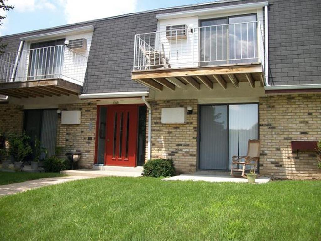 1381 Meadowcreek Dr, Pewaukee, WI 53072 Apartments in Pewaukee, WI