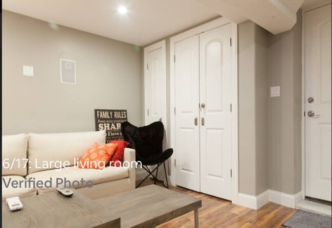 Building Photo - 22 Ludlam Pl
