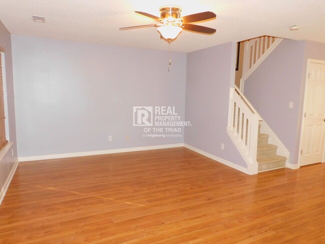 Foto del edificio - MOVE IN SPECIAL! Lovely End Unit 2BR/2.5BA...