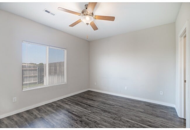 Building Photo - 602 E. Martens Ct.