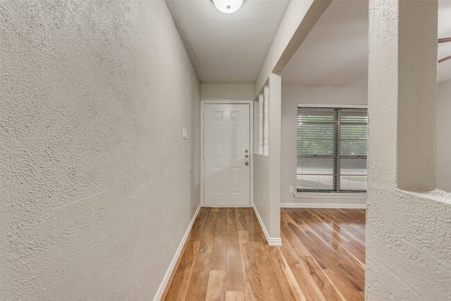 Building Photo - 1812 Ravenswood Dr N