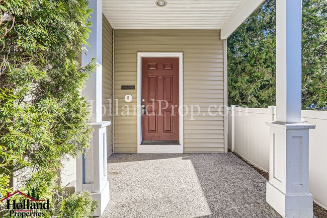 Building Photo - Cozy Two-Level Home in Hillsboro with a Fe...