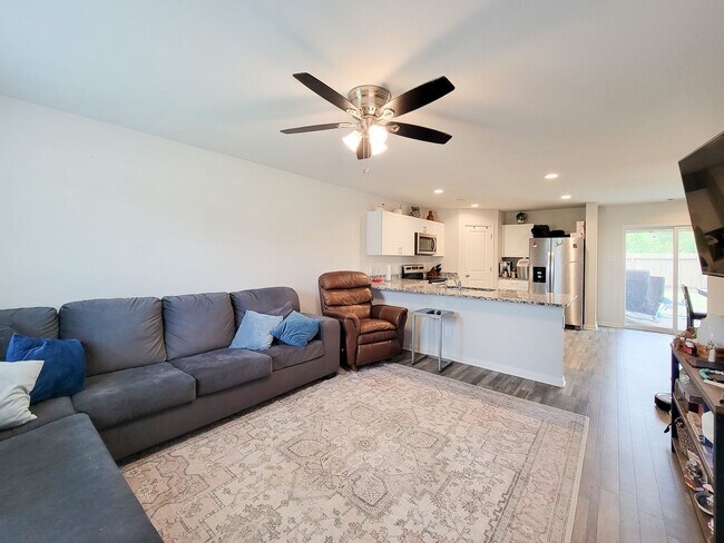 Foto del edificio - 2 Story Home in the Crown Point Community!...