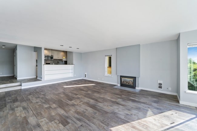 Building Photo - 1232 Lakeview Blvd E - 2 bedrooms