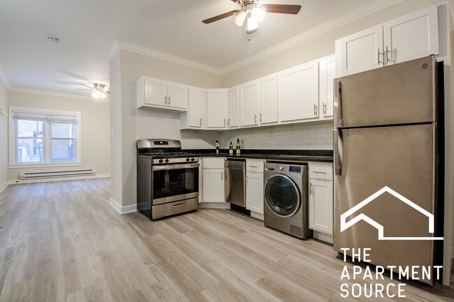 Building Photo - 730 W Roscoe St