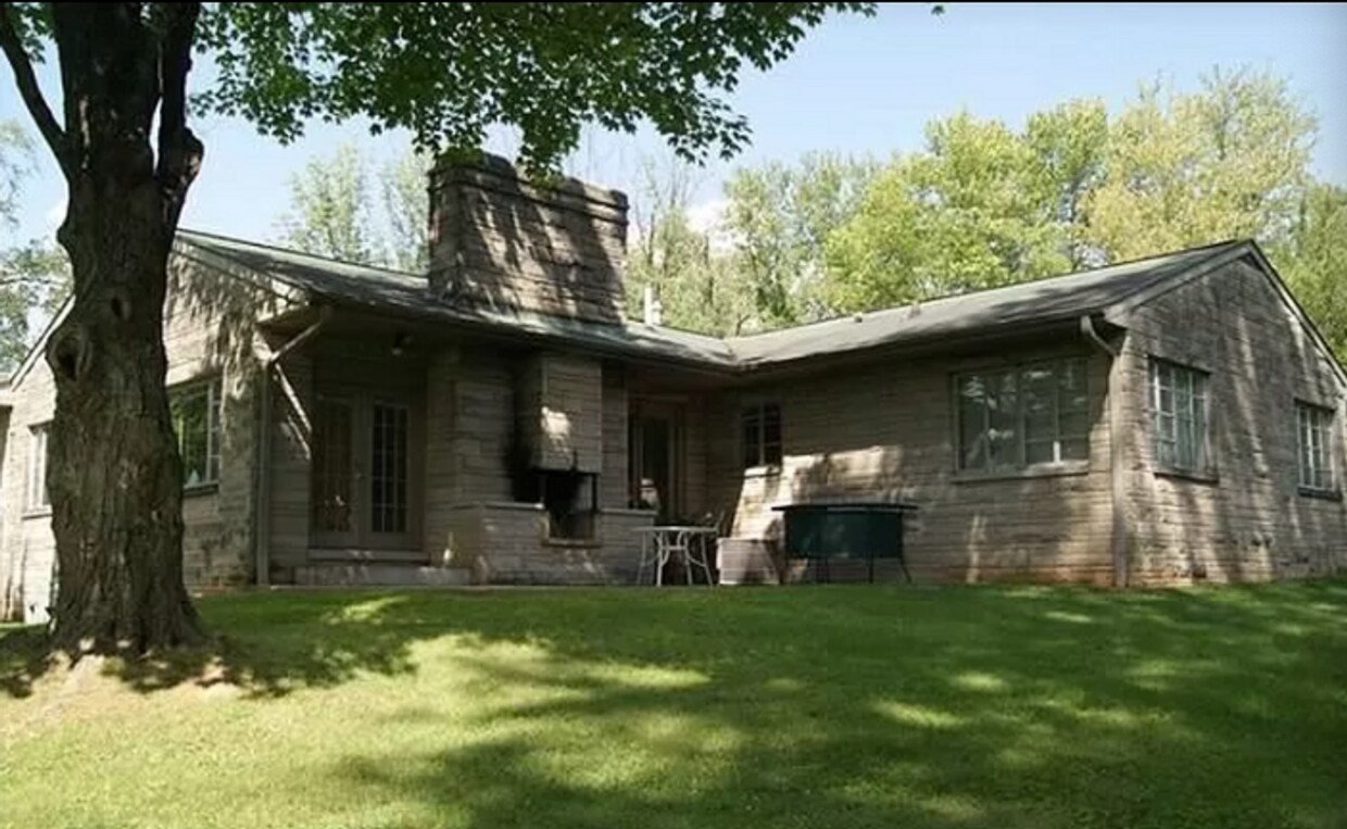 Primary Photo - Spacious 4 bed/2 bath - walk to campus!