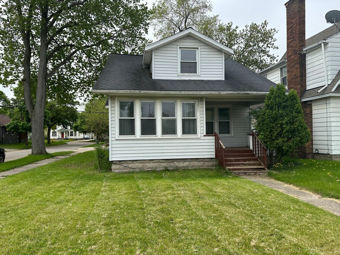 Primary Photo - 1703 W Saginaw St