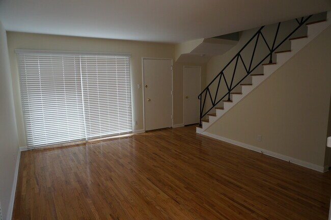Entrada y sala de estar con grandes ventanales de pared a pared. - 14333 Albers St