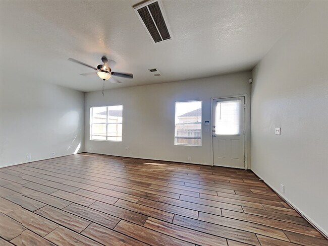 Foto del edificio - 16859 Mammoth Springs Dr