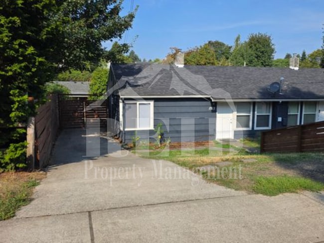 Remodeled Bremerton Duplex with fully fenc... - Remodeled Bremerton Duplex with fully fenc... House