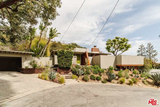 Foto del edificio - 9081 Wonderland Park Ave