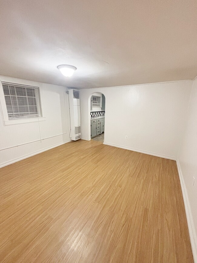 Building Photo - 310 SE Spring St