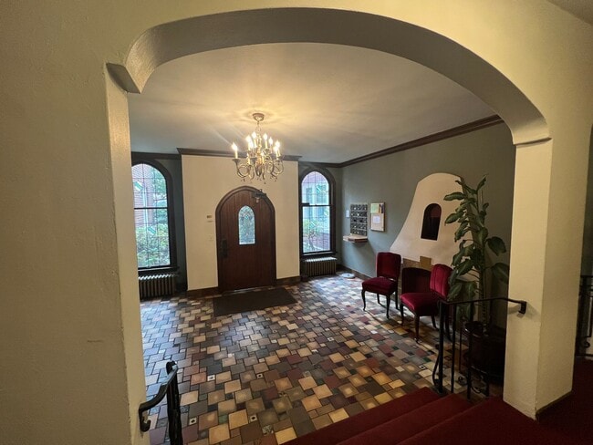 Building Photo - Charming Capitol Hill Vintage Condo with O...