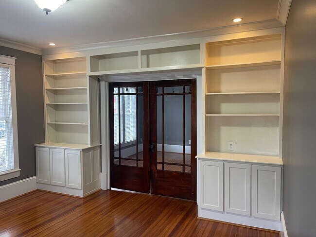 Building Photo - Sylvan Park bungalow, 4508 Park Ave.  2br,...