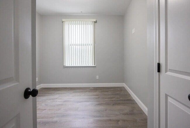 Foto del edificio - 6899 Post Rd