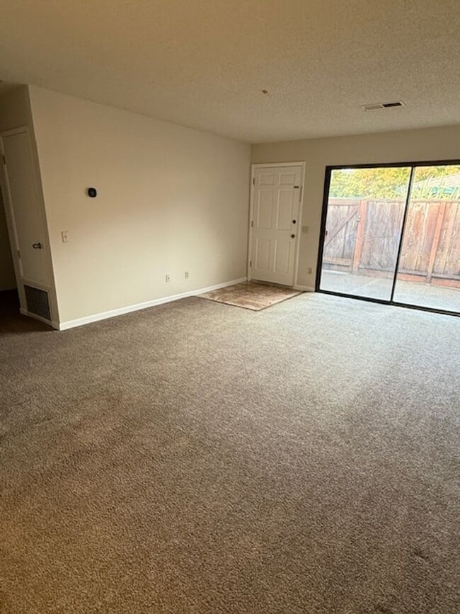 Foto del edificio - Rare 2 bedroom/1 bathroom Single Story Con...