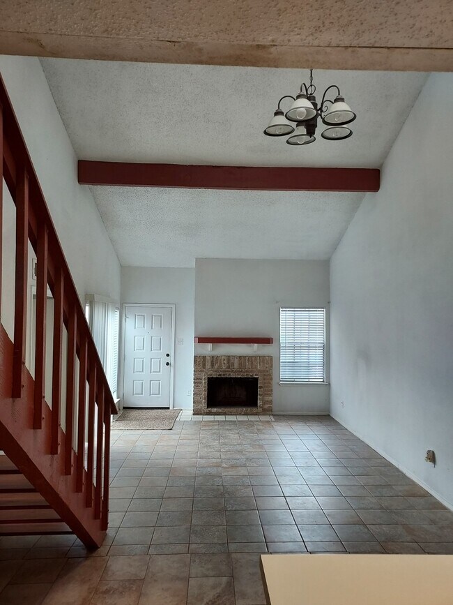 Foto del edificio - 12202 Copper Tree Pvt Ln