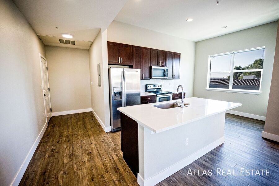 Foto principal - Updated 2 Bed 2 Bath Top Floor Corner Apar...