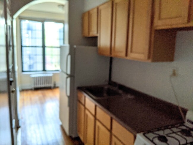 Building Photo - 904 Hinman Ave