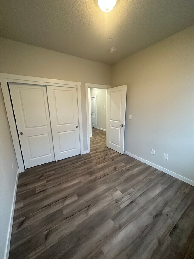 Foto del edificio - Newer low maintenance duplex in highly desired Camas area w/ great schools!