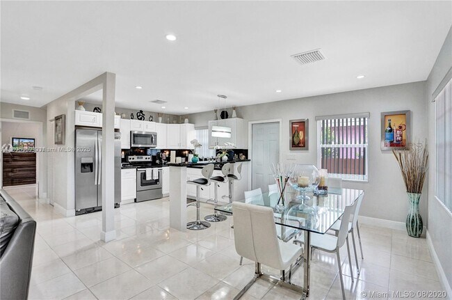 Foto del edificio - 372 NE 162nd St