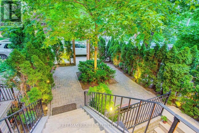 Photo du bâtiment - 916 Manning Ave