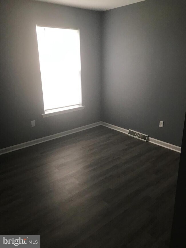Building Photo - 227 E Sheldrake Cir