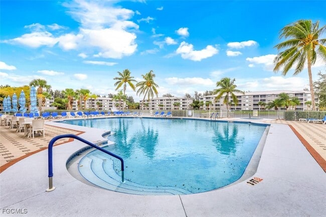 Foto del edificio - 16585 Lake Cir Dr