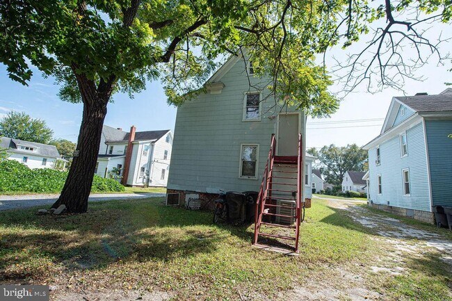 Building Photo - 923 E Church St