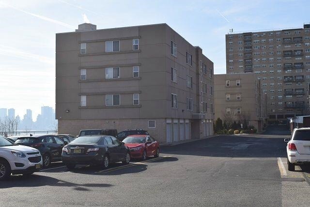Building Photo - 7420 Boulevard E