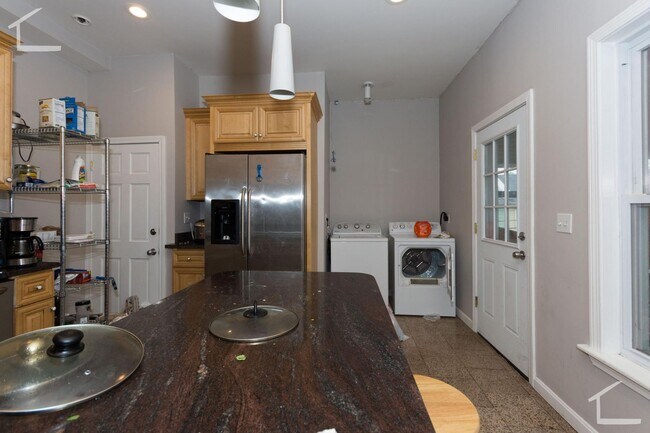 Foto del edificio - Get $500 on closing!  Gorgeous Apt w LAUNDRY IN UNIT!  Great for BU students near T.  Large Rooms!