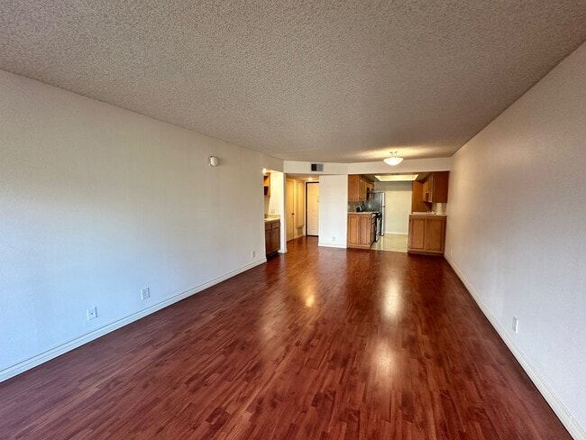 Living Area - 121 S Swall Dr