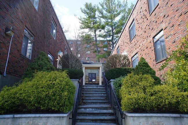 Building Photo - 435 Newport Ave