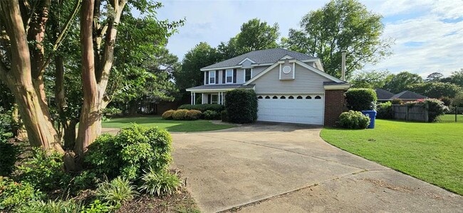 Building Photo - 210 Sweetbriar Ln
