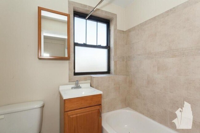 Foto del edificio - 0 bedroom in Chicago IN 60610