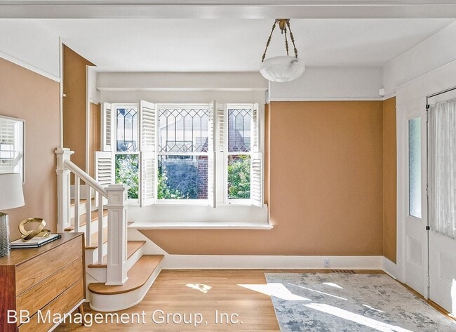 Building Photo - 4 br, 3.5 bath House - 2806 NE 12th Ave