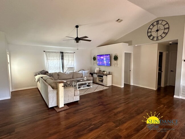 Building Photo - Pet Friendly Charming 3-Bedroom Home in Na...