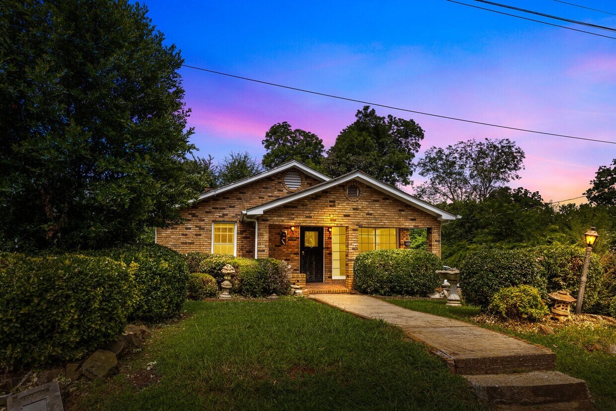 Primary Photo - Charming 3 Bedroom, 2 Bathroom house