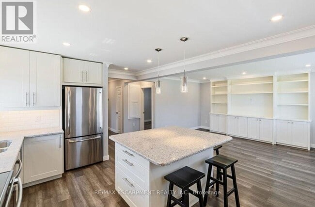 Building Photo - 1266 Royal Dr