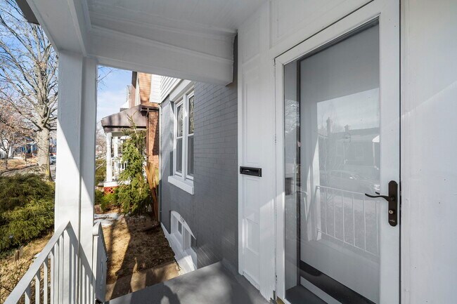 Foto del edificio - 5354 Gilson Ave