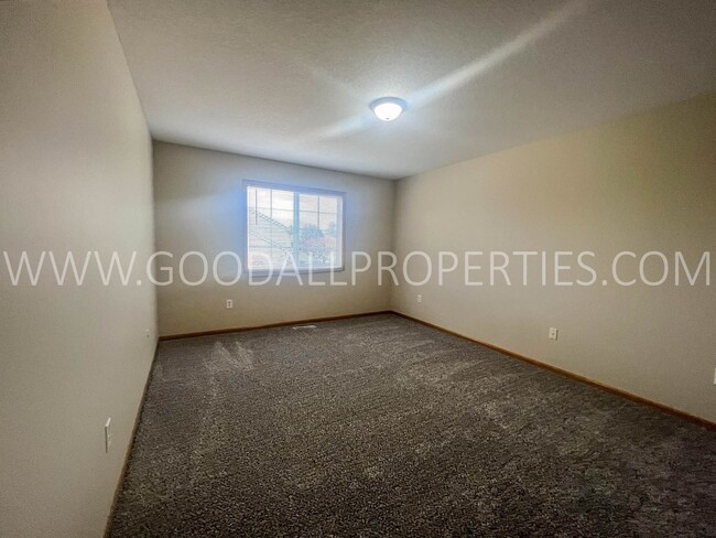 Building Photo - Wonderful 2 Bedroom, 2 Bath Townhome in No...