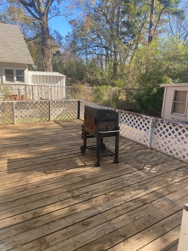 Building Photo - 3/1.5 Kilgore ISD Fenced Yard Pet Friendly