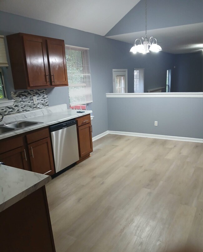 Foto del edificio - 4479 White Rd