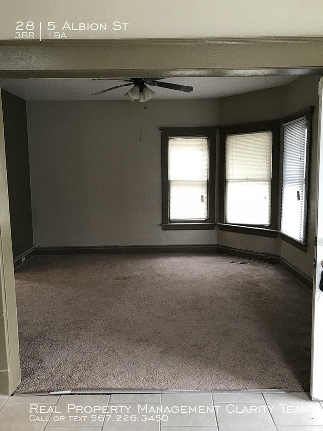 Foto del edificio - 3 Bed with Updated Kitchen and Bath