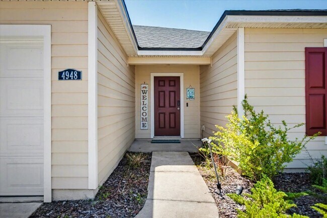 Foto del edificio - Beautiful Open Layout 4 Bed, 3 Full Bath | A True Masterpiece Backing to a Peaceful Pond with Mod...