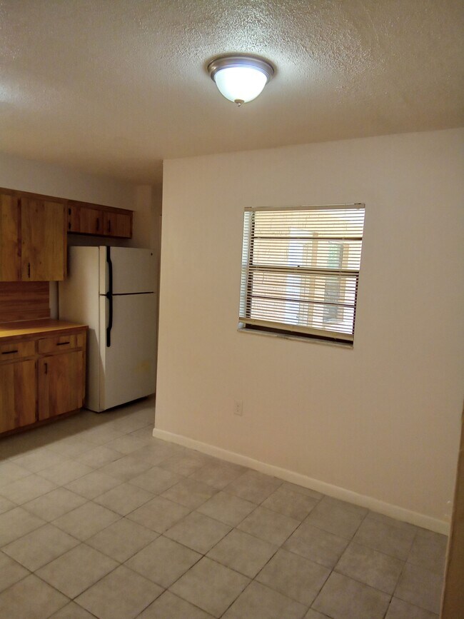 Building Photo - 724 W Alamo Dr
