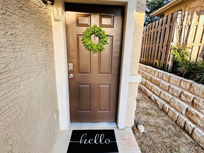 Building Photo - 3 Bedroom Townhome in Round Rock