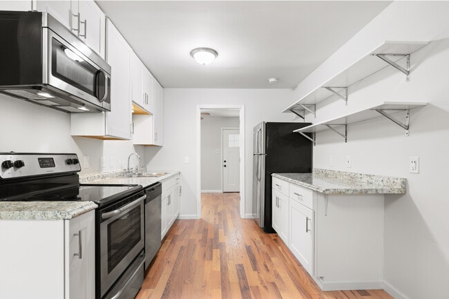 Kitchen - 1009 N Buchanan Blvd